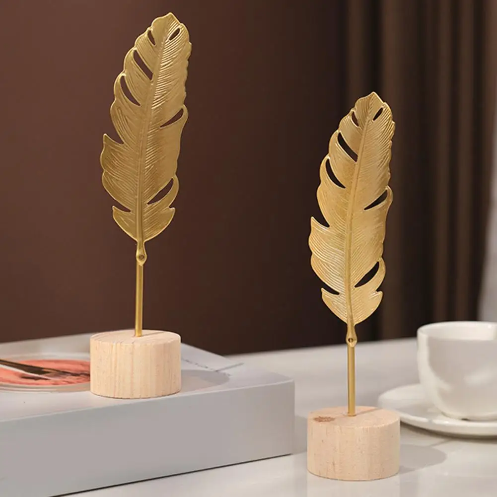 Luxury Iron Leaf Figurine Leaf Statue Home Decor Gold Palm Leaf Metal Ornament Modern Ginkgo Sculpture with Wood Base for Office
