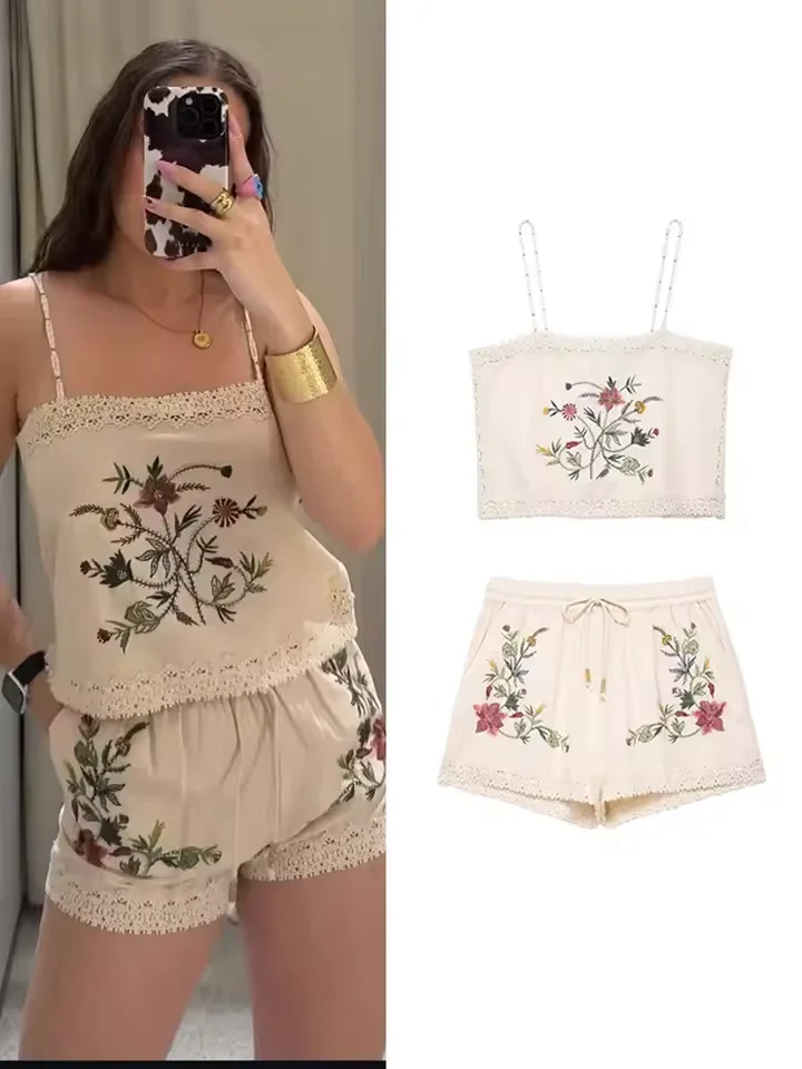

BWQ, новый летний женский повседневный модный кружевной топ с цветочной вышивкой в стиле ретро и универсальные шорты со средней талией 2025