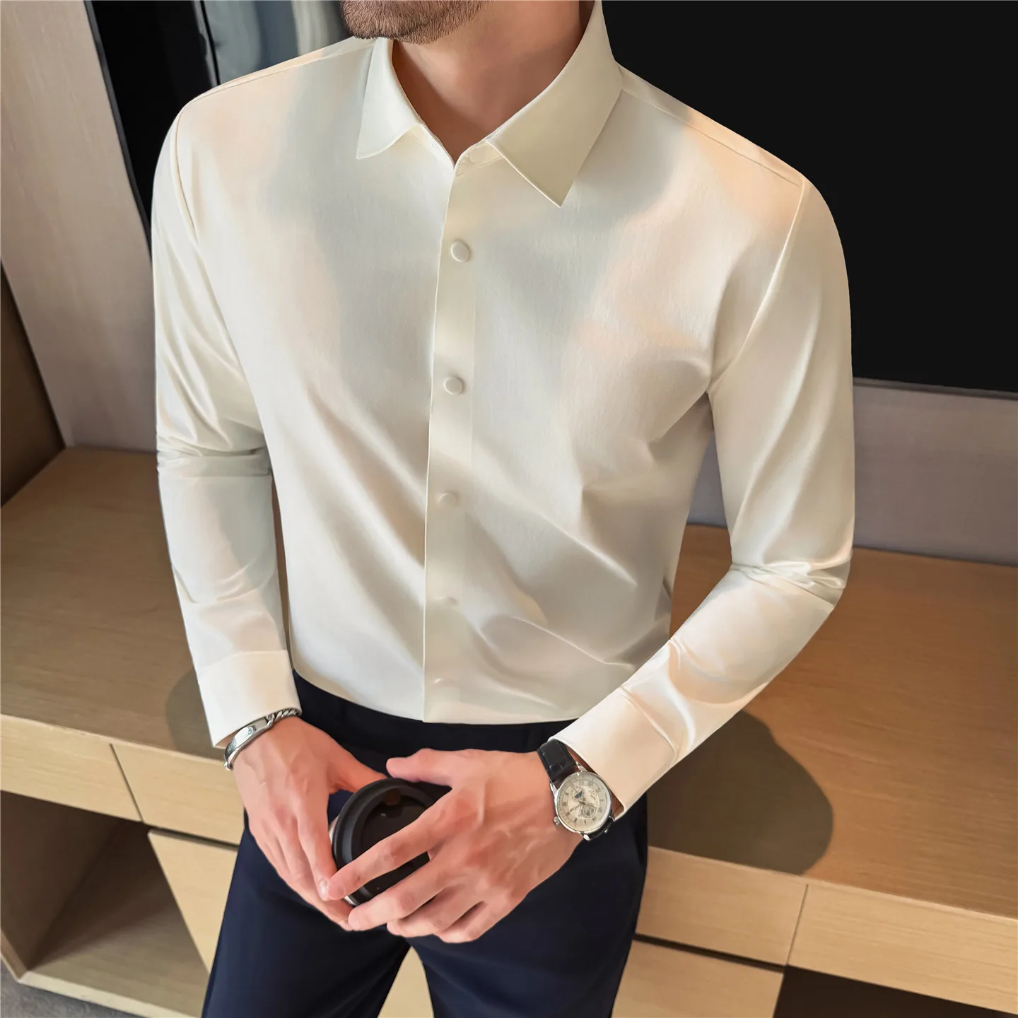 

Мужская приталенная рубашка с длинным рукавом – влагоотводящая, легкая, для делового повседневного стиля, простая в уходе, устойчивая к сминанию.