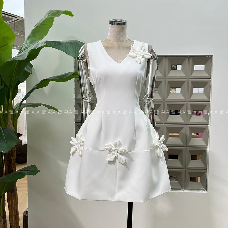 Vestido de alta sociedad francés elegante con temperamento, cuello en V, sin mangas, hecho a mano, flor 3D, cintura alta, ajustado, corte en A, Vestido corto de verano para mujer