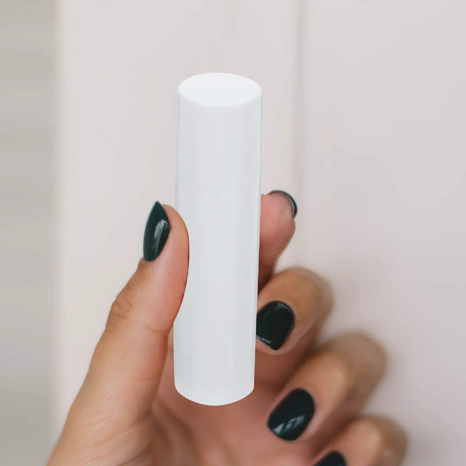 50 Pezzi Contenitori per Balsamo Labbra con Tappi, Tubi Vuoti in Polipropilene Naturale per DIY, Confezione per la Cura delle Labbra con Sistema di Erogazione a Rotazione