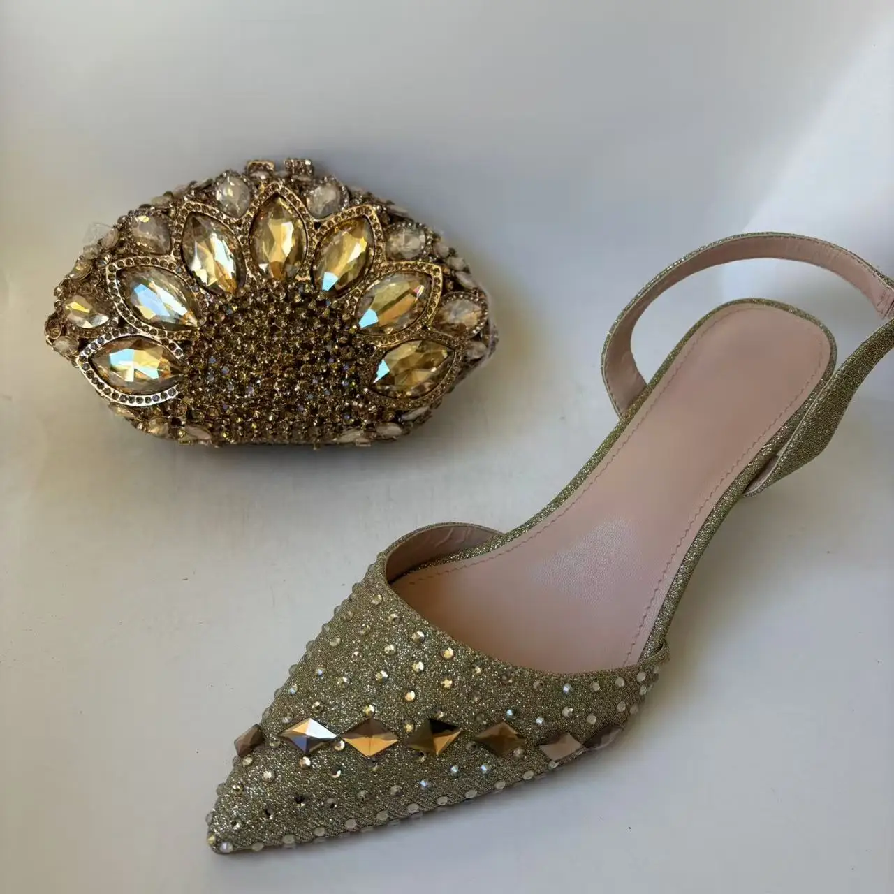 

Классический комплект LNATISNOVA: модные женские сандалии и сумка в тон, итальянские летние туфли на высоком каблуке и сумочка для вечерних выходов.