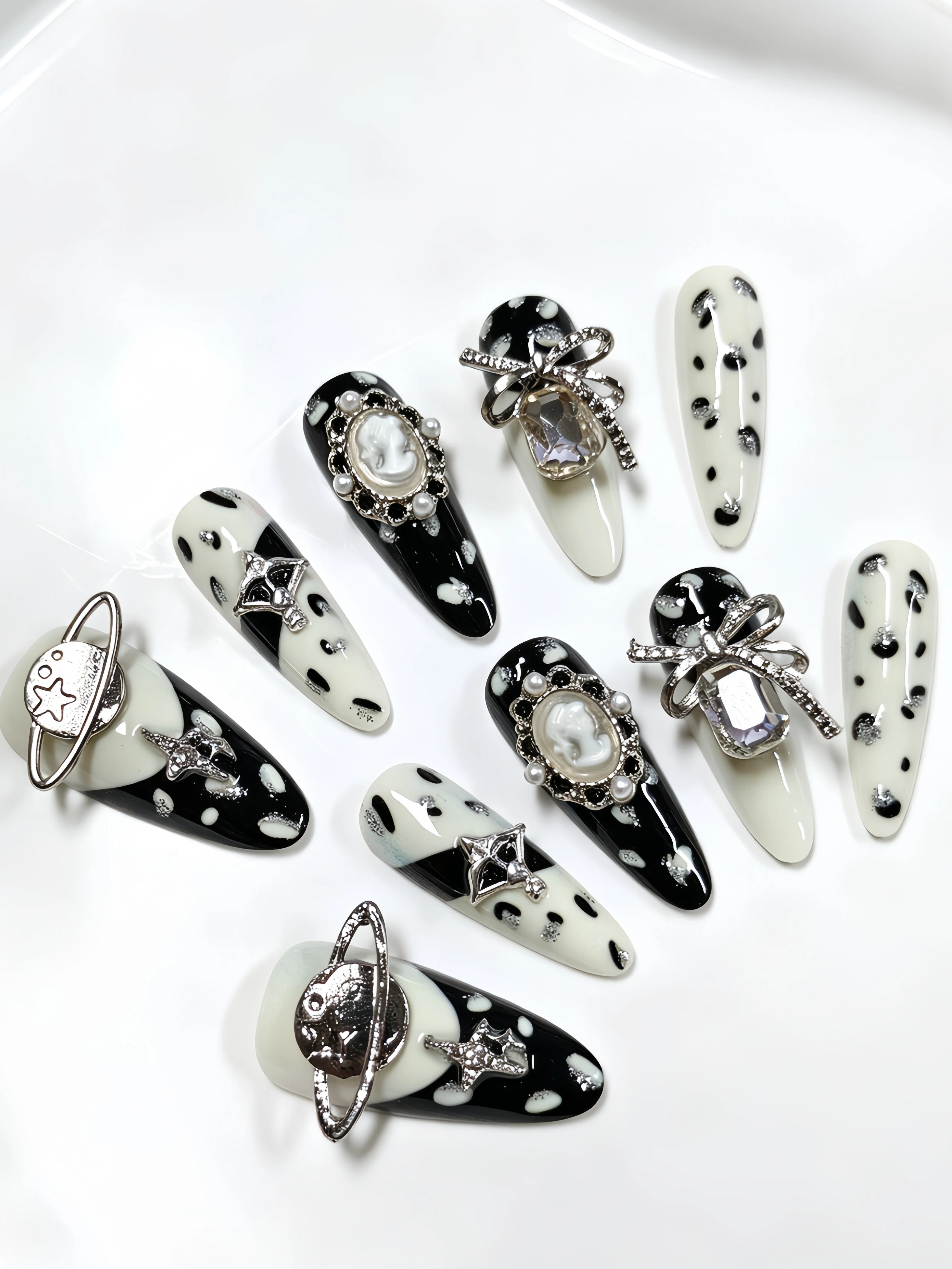 10 uñas postizas de longitud media en forma de gota de agua, en blanco y negro, decoradas con pedrería metálica de planetas y estrellas, pegatinas de uñas estilo Y2K Sweet Cool, adecuadas para estudiantes, mujeres maduras, mujeres delicadas, chicas dulces, para el estudio diario, el lugar de trabajo, la oficina y la vida universitaria, incluye un pegamento tipo gel y una lima de uñas.