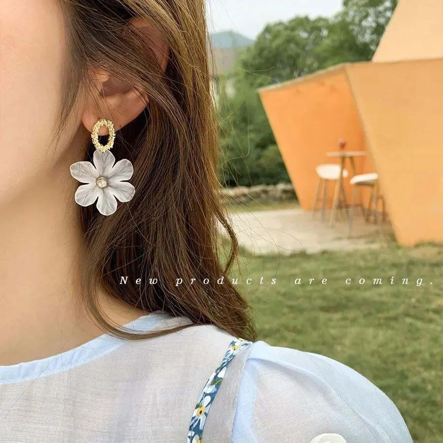 Translucent White Flower Hanging Earrings for Women Rhinestone Ball Middle Petals Sweet Korean New Beach Vacation Ear Decoration