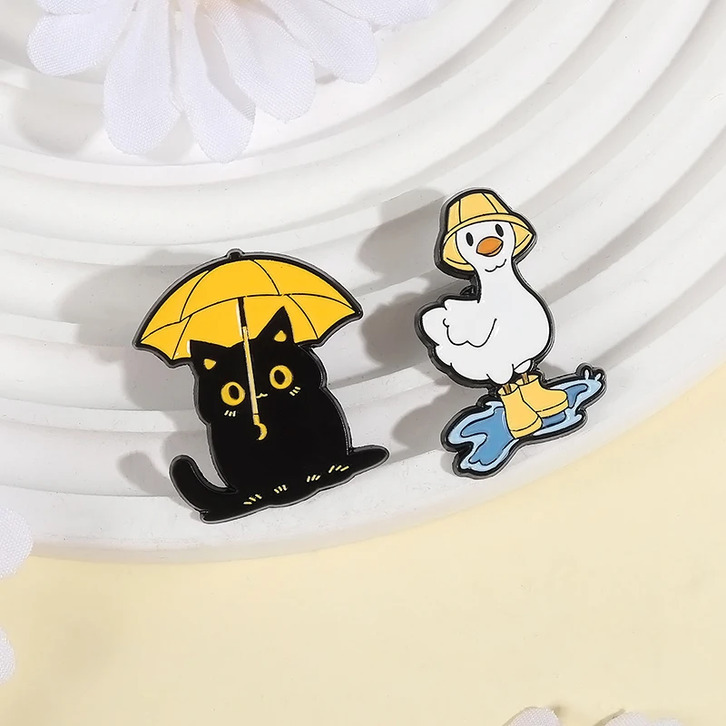 유머러스하고 귀여운 동물 에나멜 핀, 부츠를 신은 오리와 우산을 든 고양이 브로치, 라펠 배낭 배지, 동물 애호가를 위한 주얼리 선물