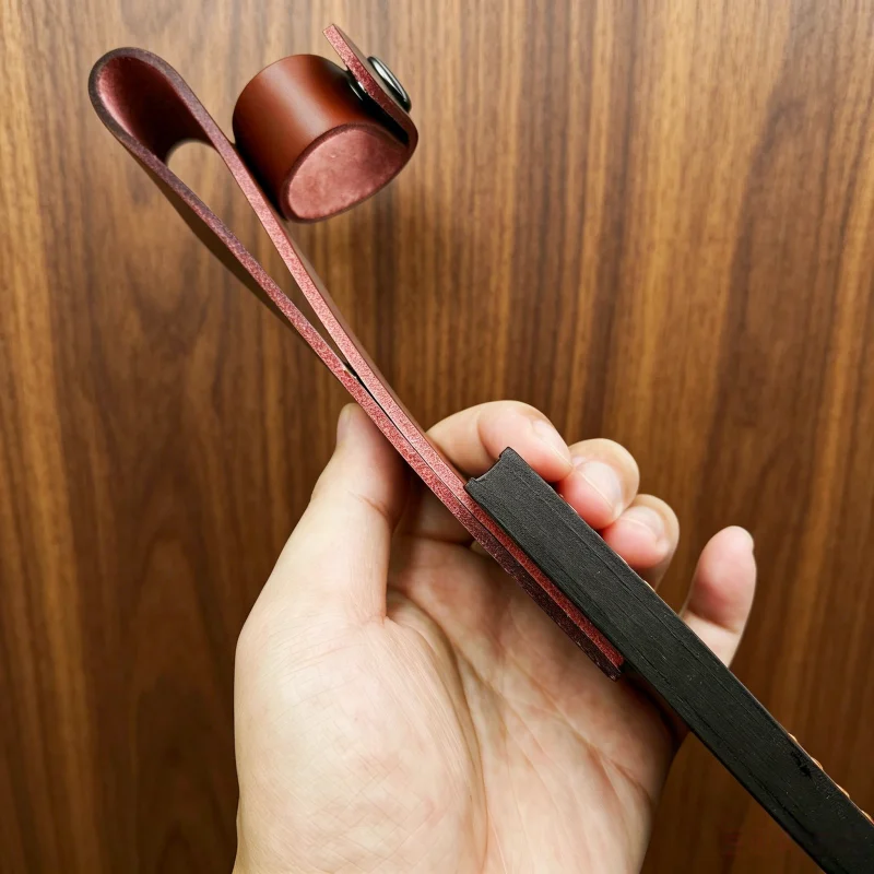 Vintage-Messerhülle aus Spaltleder mit Kreisprägung, Metallverschluss für den Gürtel, nur die Hülle ohne Messer. – Detail 5