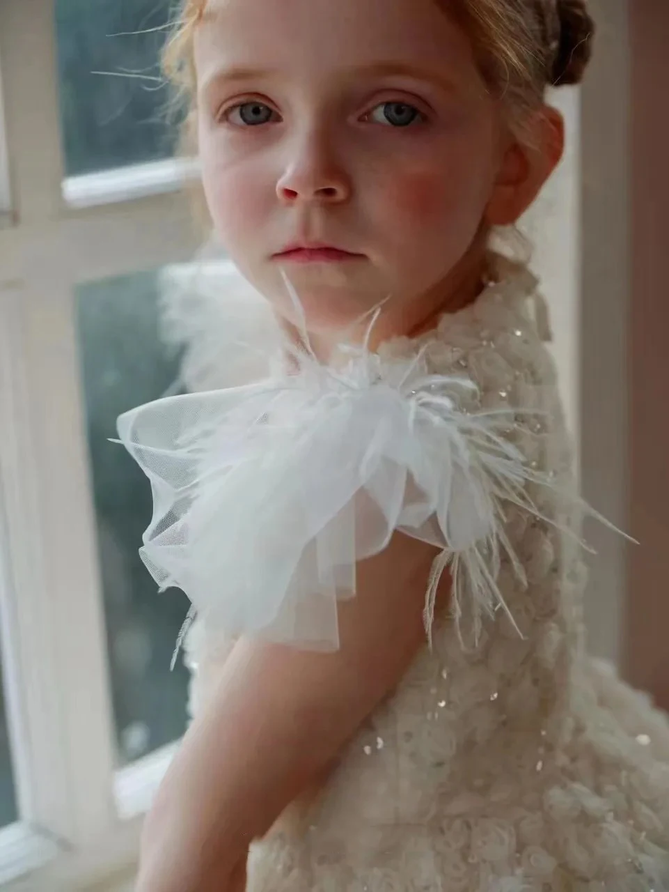 White Flower Girl Dress Pageant Gown for Wedding Feather Sequins Tea Length Kids Birthday Party First Communion Gown Customized