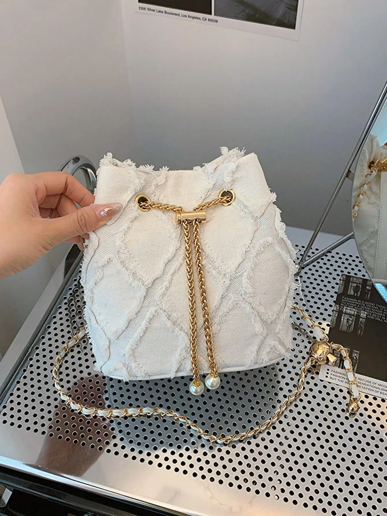 حقيبة دلو شبكية كلاسيكية جديدة من حجر الراين الصلبة لعام 2024: رباط معدني، نمط كتف للتسوق