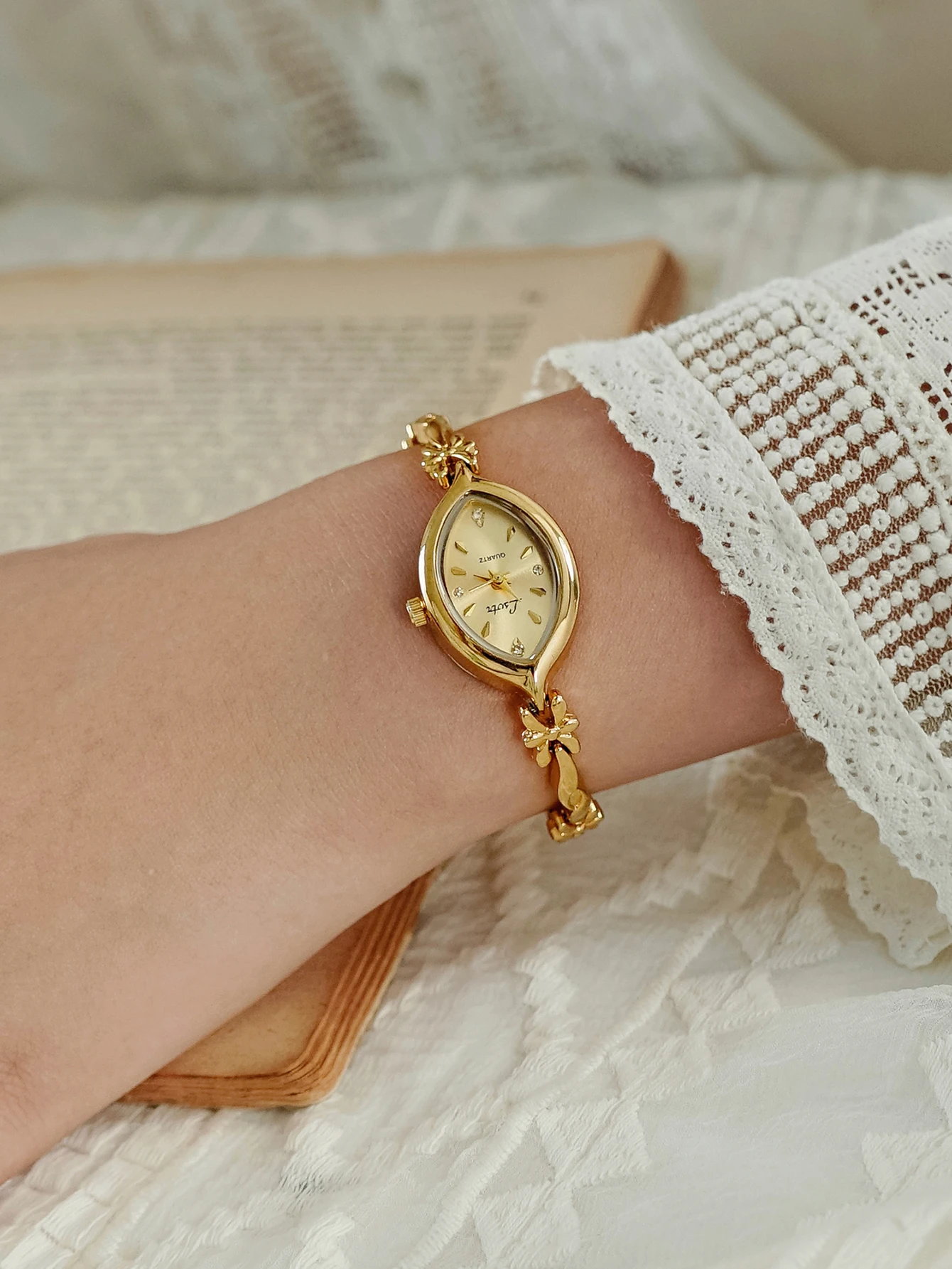 

1 Piece of New French-Style Retro Gold Small Dial Women's Watch, Fashionable, Simple, Luxurious, Elegant, Compact, Waterproof, Bracelet-Style, Suitable for Daily Wear, Dinner Parties, and Other Occasions to Decorate the Wrist