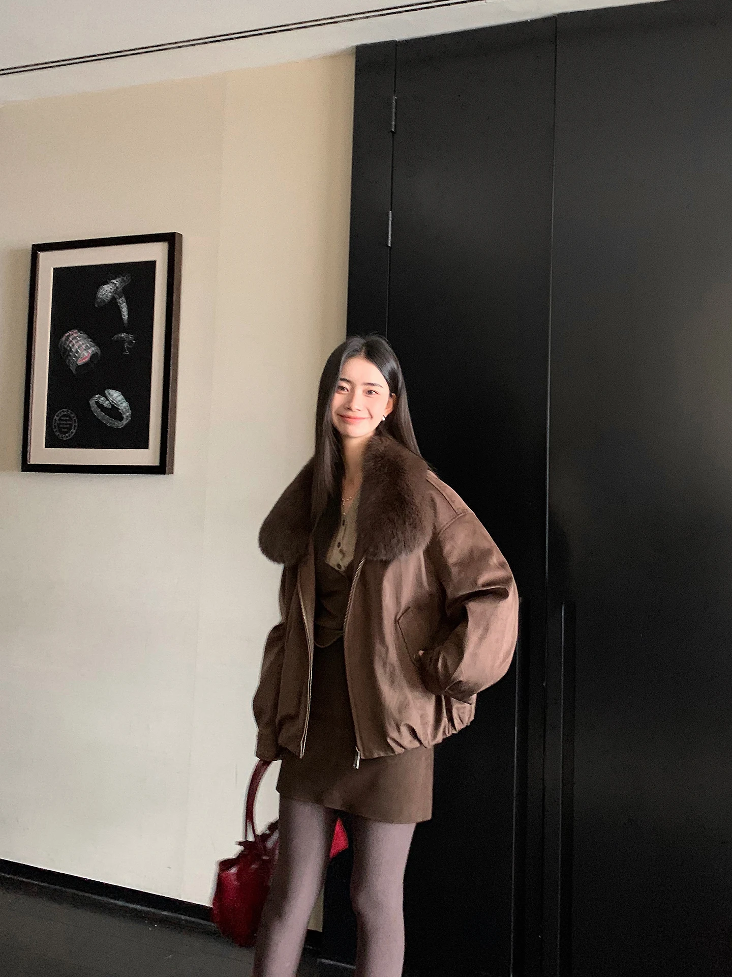 

Новая женская короткая парка из исландского пуха с меховым воротником, наполненная 90% белым гусиным пухом, повседневная, на молнии, из цельной кожи