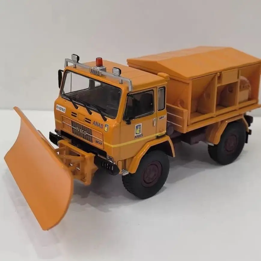 

IXO 1/43 IVECO 75 шт. Модель снегоочистителя Iveco, лопата Inactive, каретка пластик