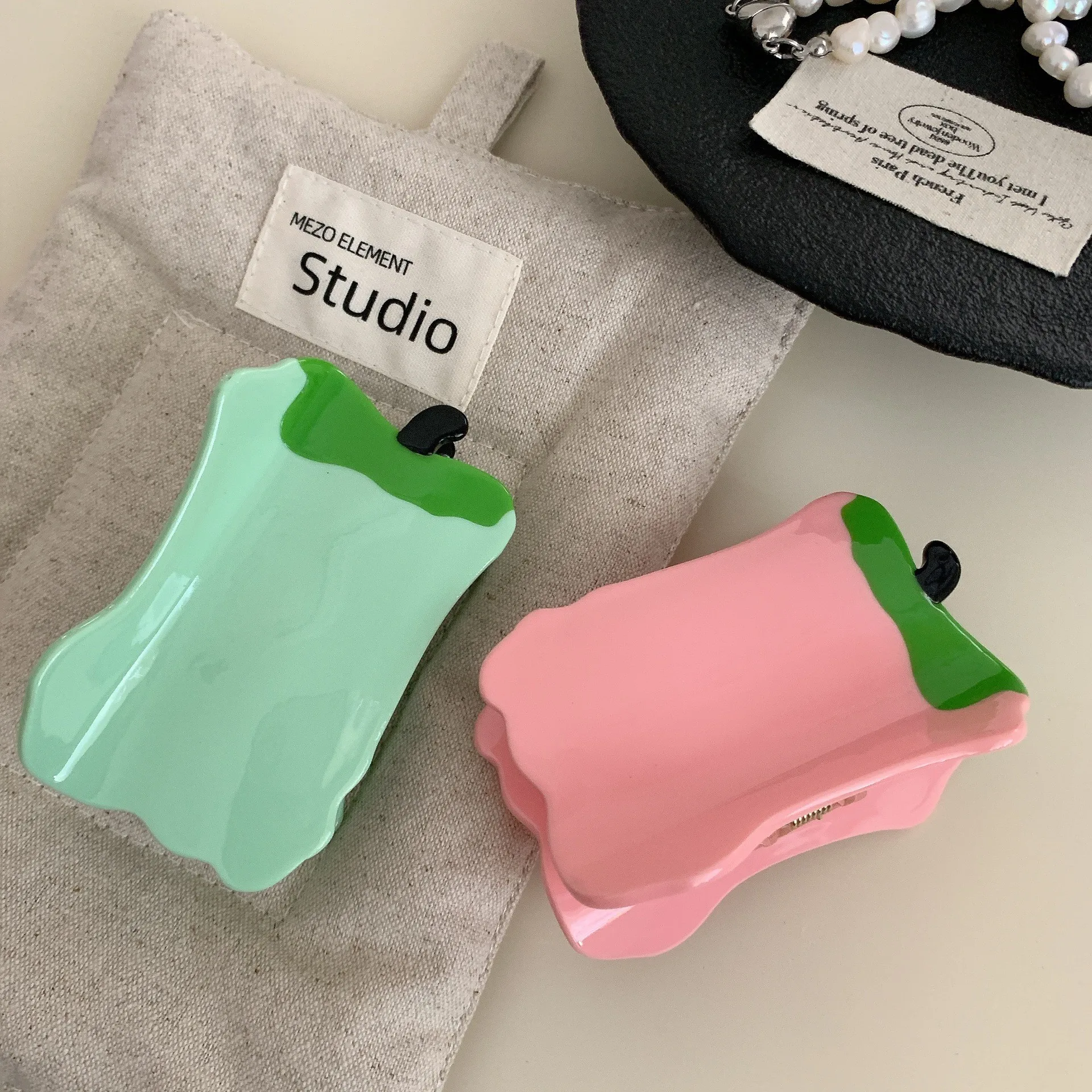 

New Creative Simple Apple Hair Claw Acetate Claw Clip Sweet Cute Fashionable New Design Beautiful Girl's Favorite Shark Clip