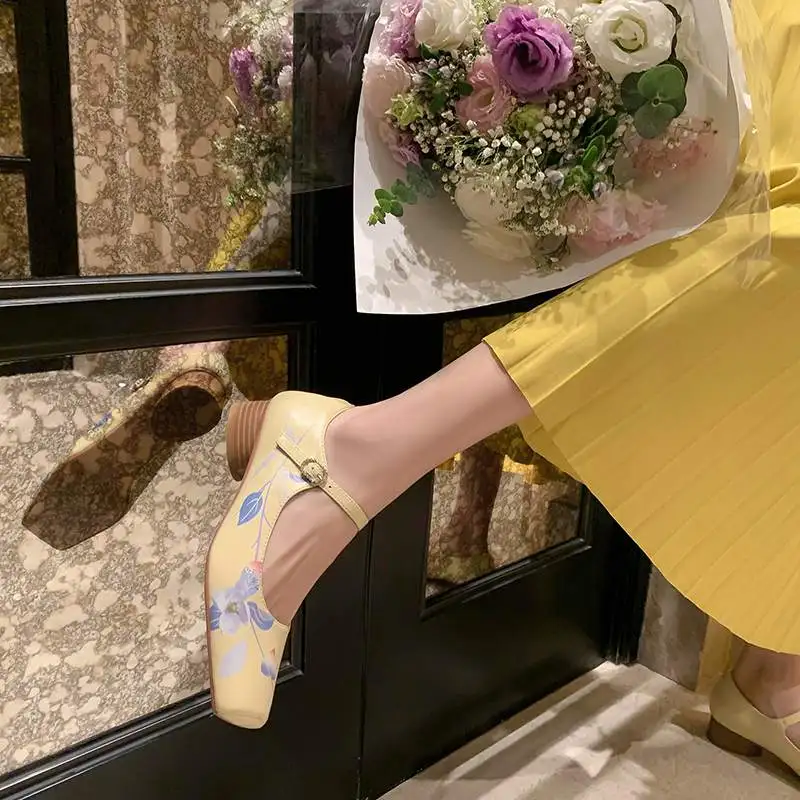 كرازينغ بوت جلد طبيعي يطبع ساحة تو ميد الكعوب الشارع ارتداء الصيف مشبك الأشرطة الزهور أنماط النساء ماري جينس مضخات