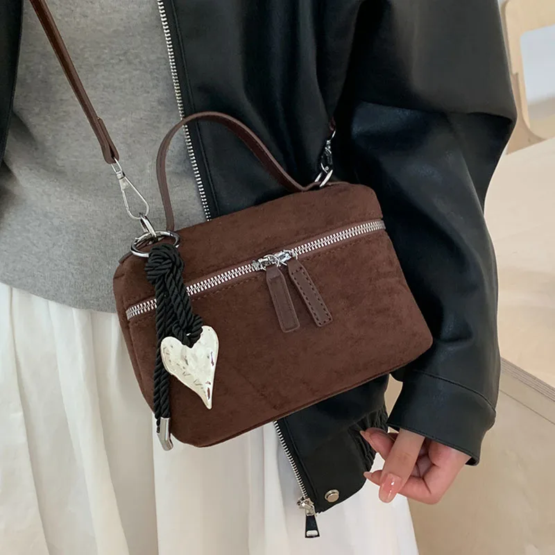 

Женские сумки в форме коробки из искусственной замши, тренд 202, осень-зима, новая однотонная корейская популярная сумка на молнии, высококачественная сумка для поездок на работу