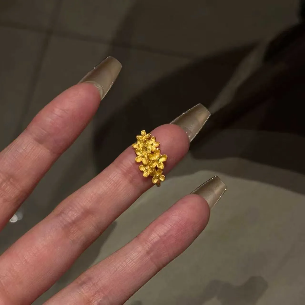 9999 gold retro vintage style heavy-duty chrysanthemum flower ring for women, with a light and elegant feminine touch