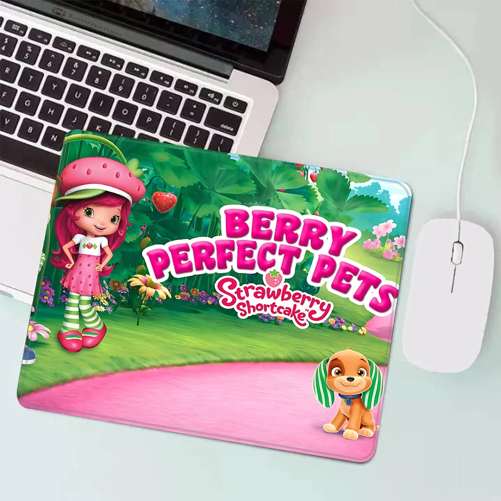 Strawberry-shortcake girl Gaming Mouse Pad XS Small Mousepad For PC Gamer Desktop Decoration Office Mouse Mat Deskmat Rug