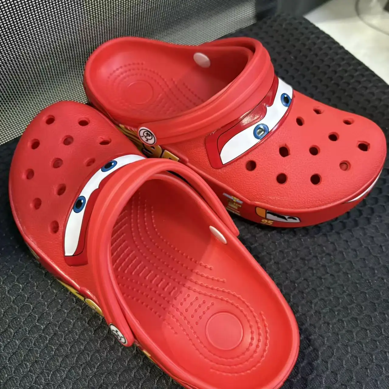 รองเท้าแตะกันน้ำลายการ์ตูนดิสนีย์ แมคควีนส์ พิกซาร์ สไตล์ลำลอง ระบายอากาศได้ดี แบบรัดข้อเท้า ทำจากวัสดุ EVA เหมาะสำหรับใส่กลางแจ้ง เป็นของขวัญ