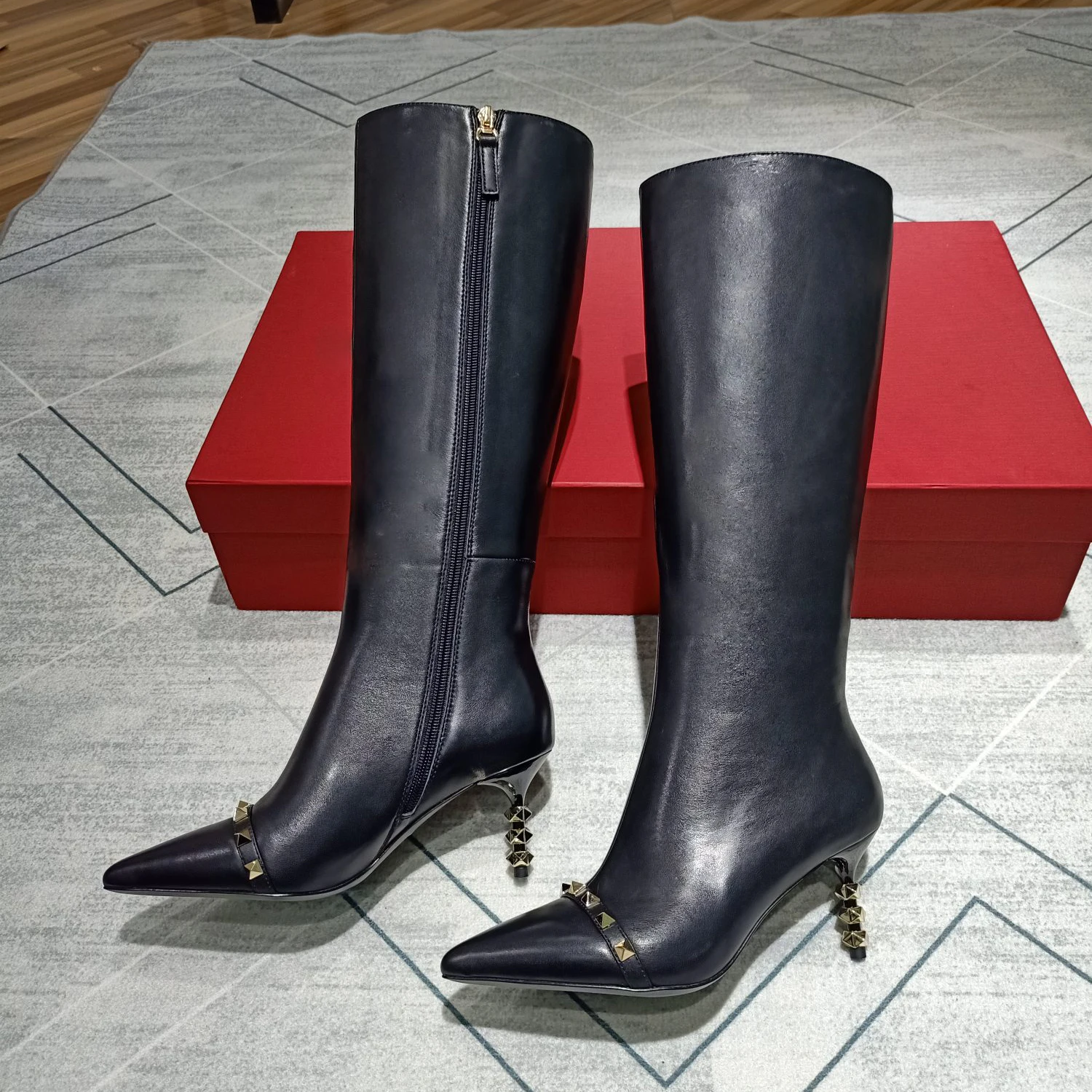 رائجة البيع المرأة حذاء برقبة للركبة جديد وصول موضة رصع أشار تو رقيقة عالية الكعب جلد أسود الجانب البريدي أنيقة