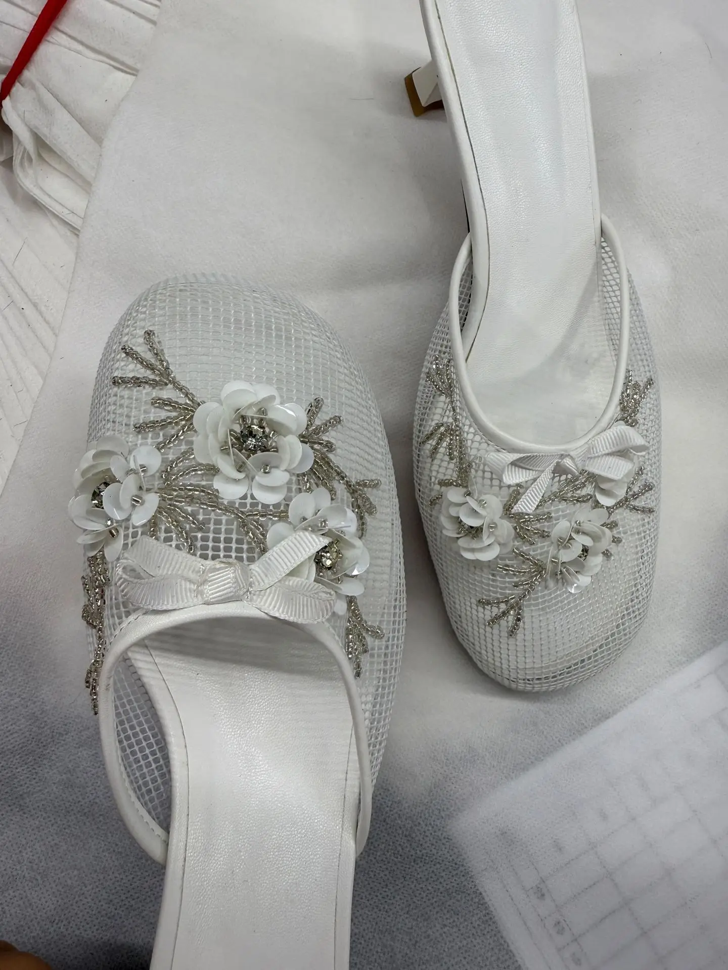 sandales-a-talons-hauts-pour-femmes-filet-de-peche-perles-brodees-mules-elegantes-decor-a-trois-fleurs-pantoufles-d'exterieur-douces-et-douces