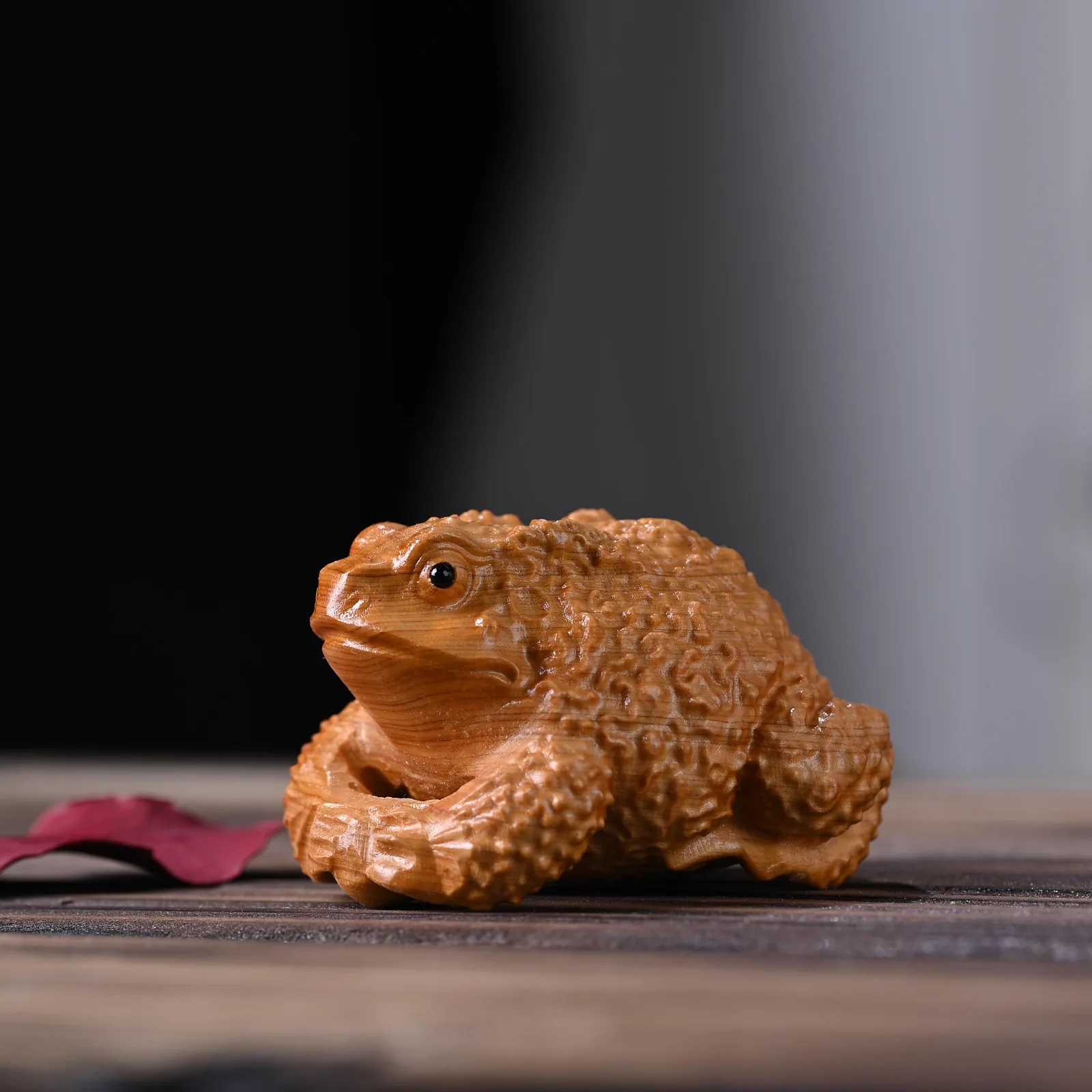 Cliff Cypress Wood Golden Toad Animal Statue, Mini Praying for Blessing Frog Figurine, Solid Wood Carving Fun Desktop Crafts