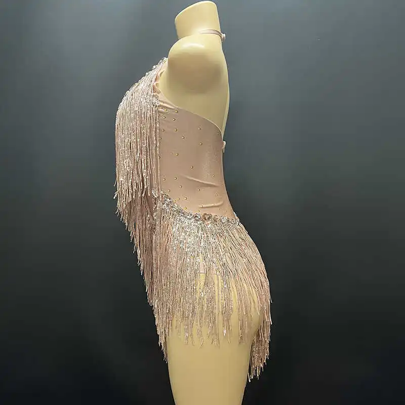 반짝이는 프린지 라틴 댄스 스커트, 살색 타이트 핏, 날씬해 보이는 기질, 섹시한 울트라 숏 점프수트, 나이트클럽 DJ 무대