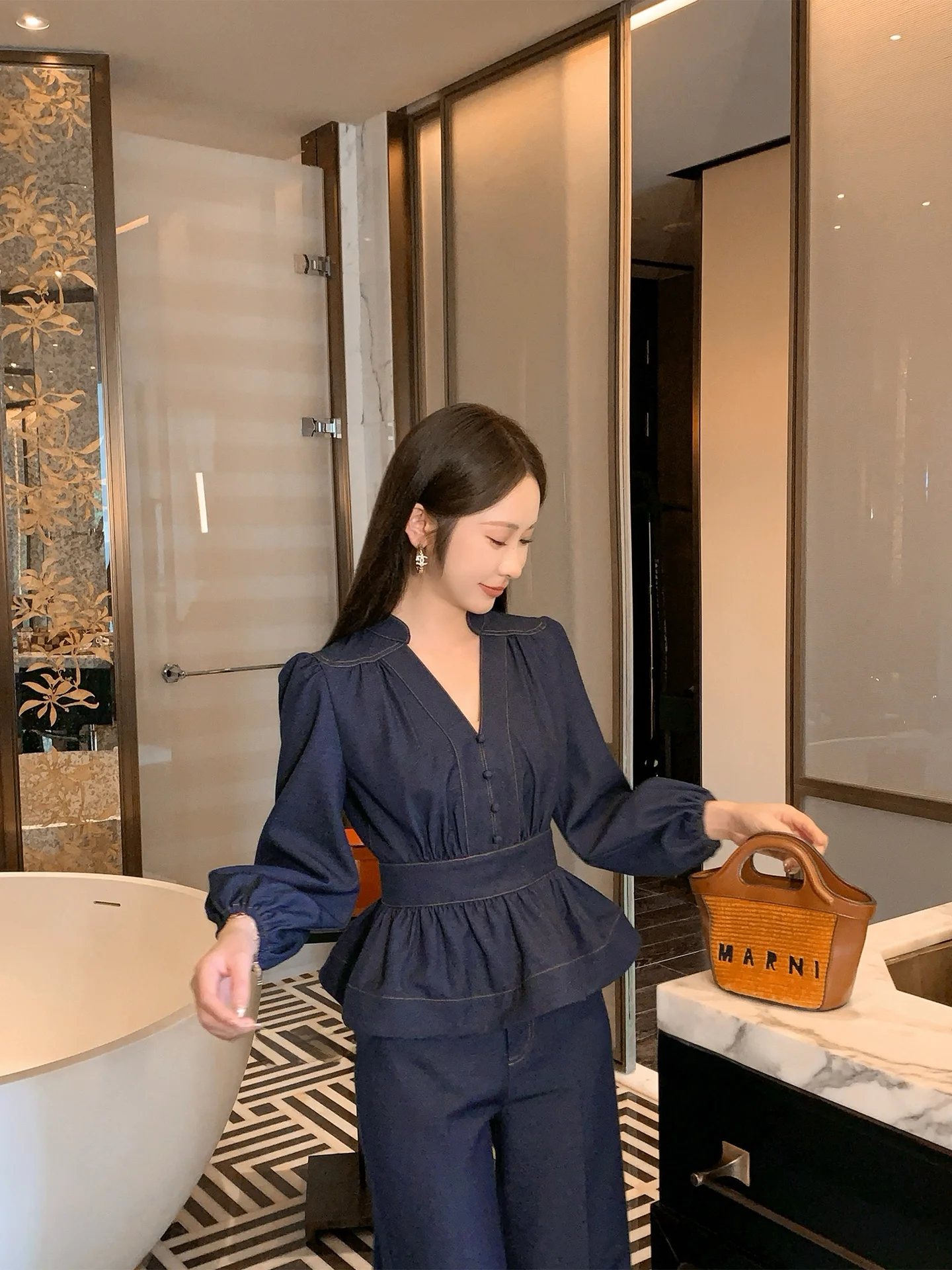 

Весенний ретро-костюм из денима для женщин, повседневный, маленький размер, комплект из двух предметов: лонгслив и длинные брюки, смесь полиэстера и спандекса, для работы и повседневной носки, коллекция 2026 года