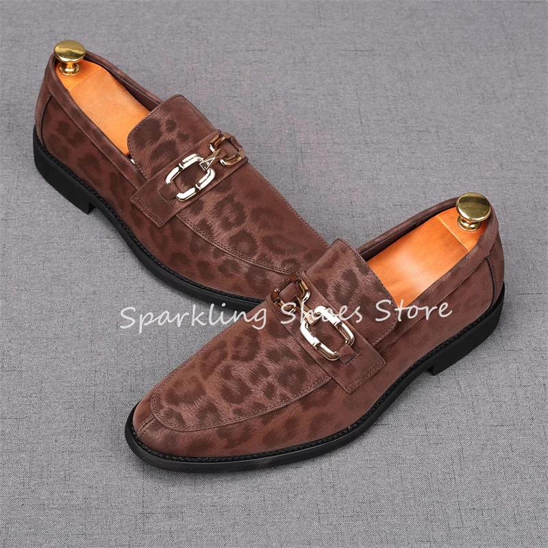

Sexy Leopard Printed Metal Chain Loafers for Men Soft Bottom Pointed Toe Chunky Heel Casual Leather Shoes Male Formal Mules