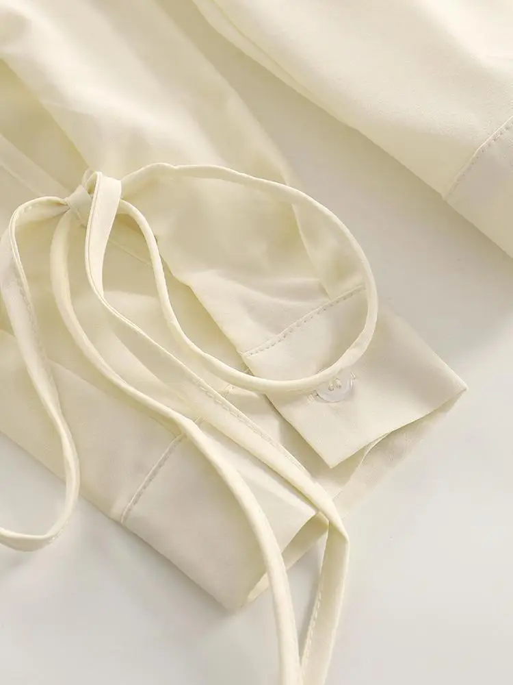 เสื้อแขนยาวผู้หญิงซาตินปุ่มลงเสื้อหลวมสไตล์แฟนกลางอินเทรนด์ฤดูใบไม้ผลิสบายทุกวันสตรีทแวร์