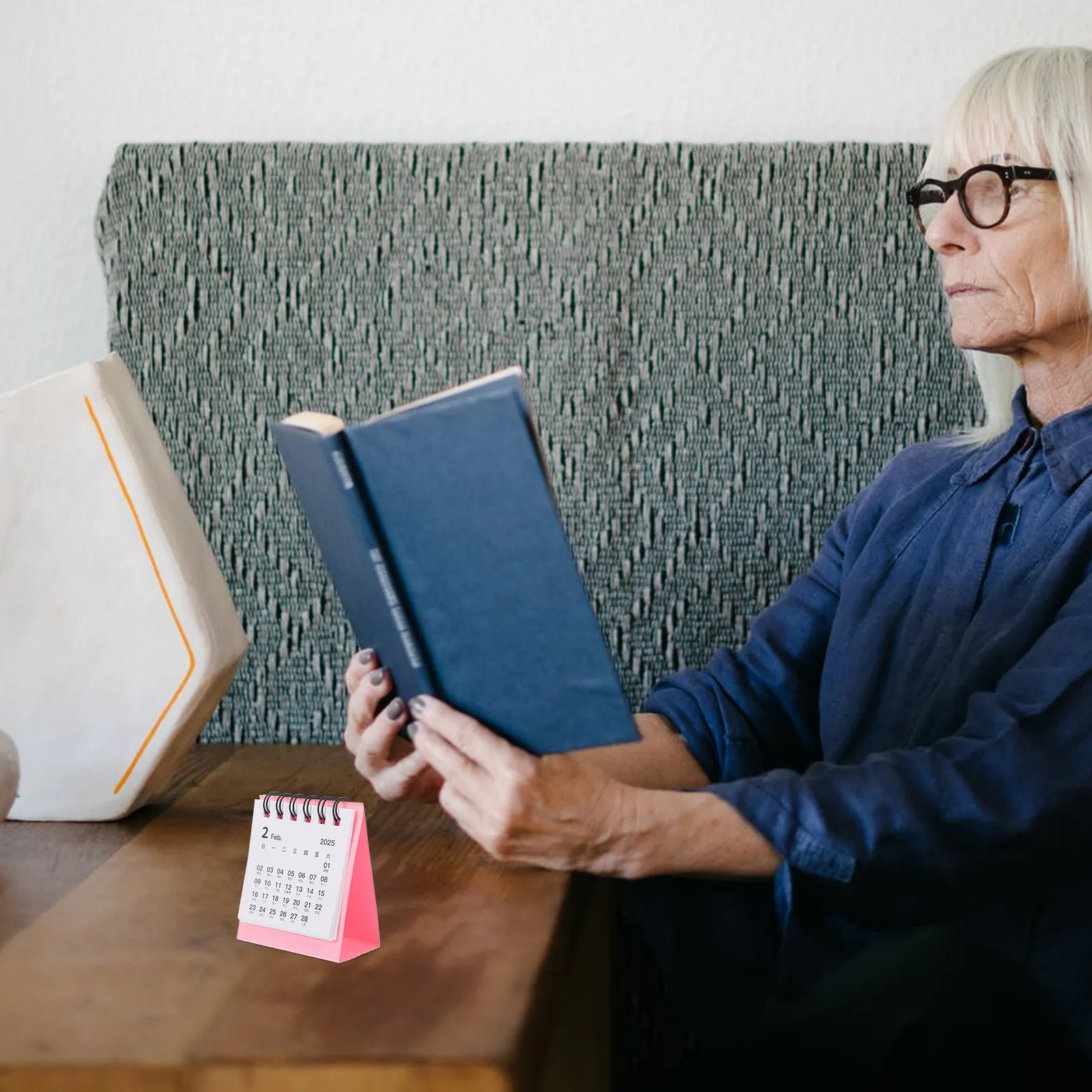 

Настольный календарь, маленький, компактный, удобный, с подставкой, 2025 год, эстетичный, розовый, с декоративными элементами