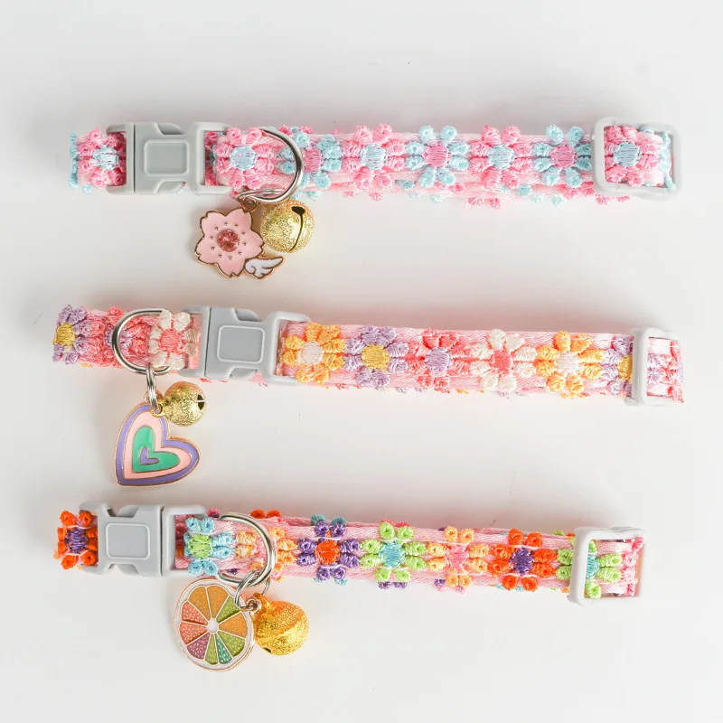 Blumen-Liebes-Legierungsanhänger-Hundehalsband mit Spitzenstickerei und Glöckchen – Modisches Haustierzubehör für Hunde und Katzen – Tierbedarf