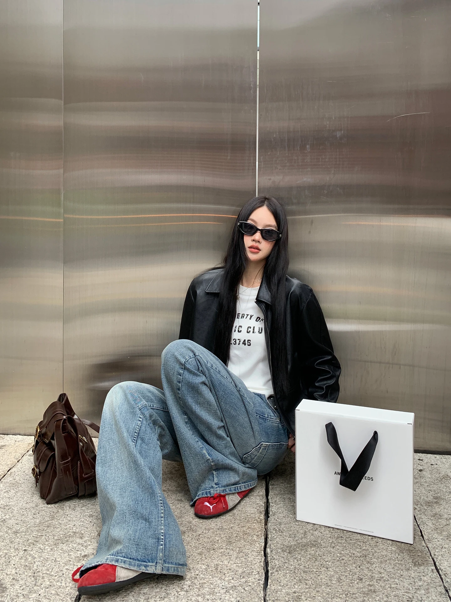 جاكيت جلد أسود للنساء بأسلوب بانك فريد وجميل ذو إحساس راقي مناسب للتنقل اليومي مع سحاب وأكمام طويلة من الجلد الصناعي