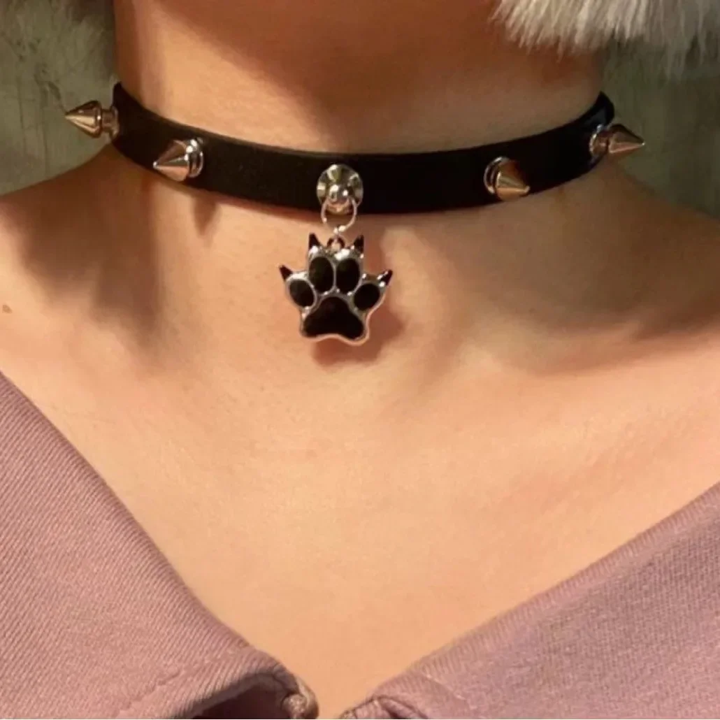 Hottie  Dark  Rock and roll  Punk  Simple  Individuality  Originality  Maid  Cat's paw  Bone  Leather  Rivet  Choker