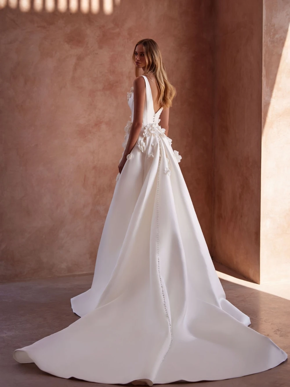 السباغيتي الأشرطة الأزهار يزين ثوب الزفاف زائد حجم العروس مخصصة الحديثة أنيقة الساتان ألف خط قطار المحكمة فستان الزفاف