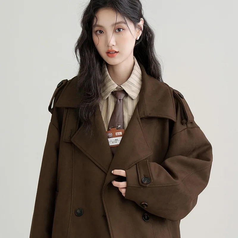 Damska kurtka kardigan zamszowa w kolorze kawy, zimowa, nowy design, niszowa, stójka, krótka, robocza, wiatrówka, modna.