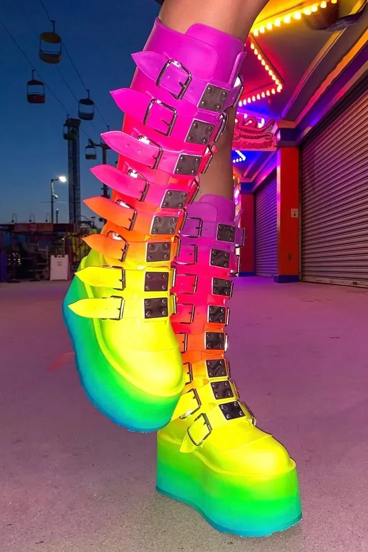 Botas de moto con hebilla de cinturón Punk Rock con plataforma, moda urbana, botas hasta la pantorrilla de gran tamaño, nuevas botas de escenario de fiesta con cuña y punta redonda 2025