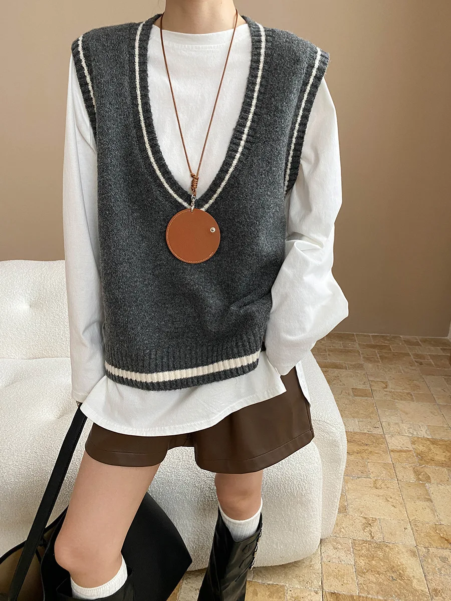 

2025 Spring And Autumn New Fashion Sweater Vest Women's Artistic Retro Contrast Color Edge Large V-neck Loose Knitted Vest