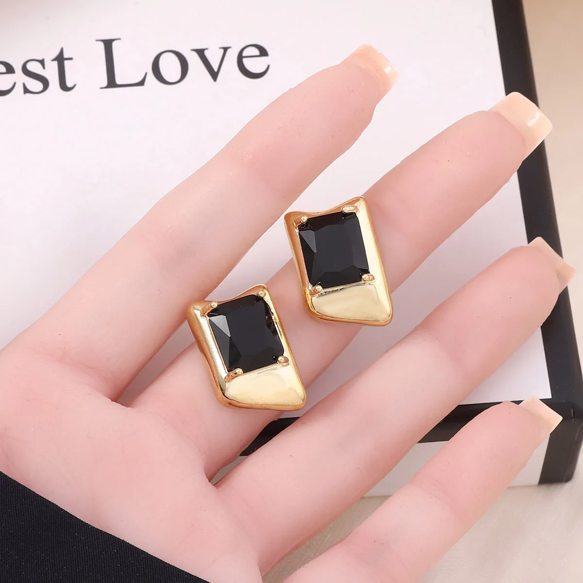 2024 new high-end asymmetrical earrings for women ins cold wind niche personality, light luxury high-end earrings
