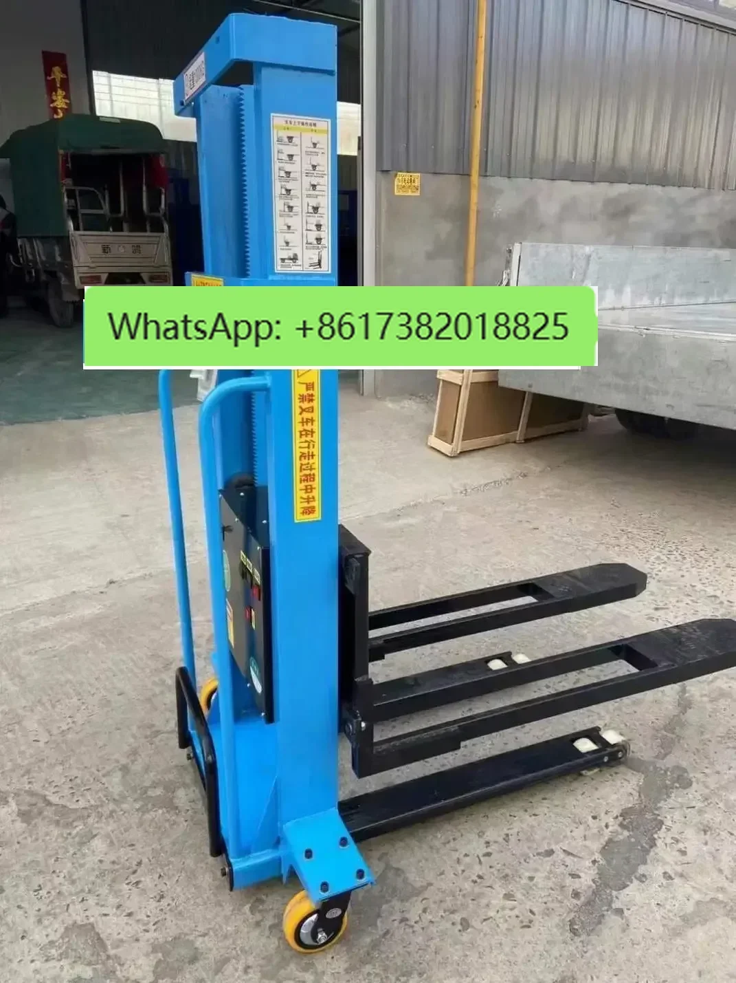 Op het lossen gemonteerde vorkheftruck