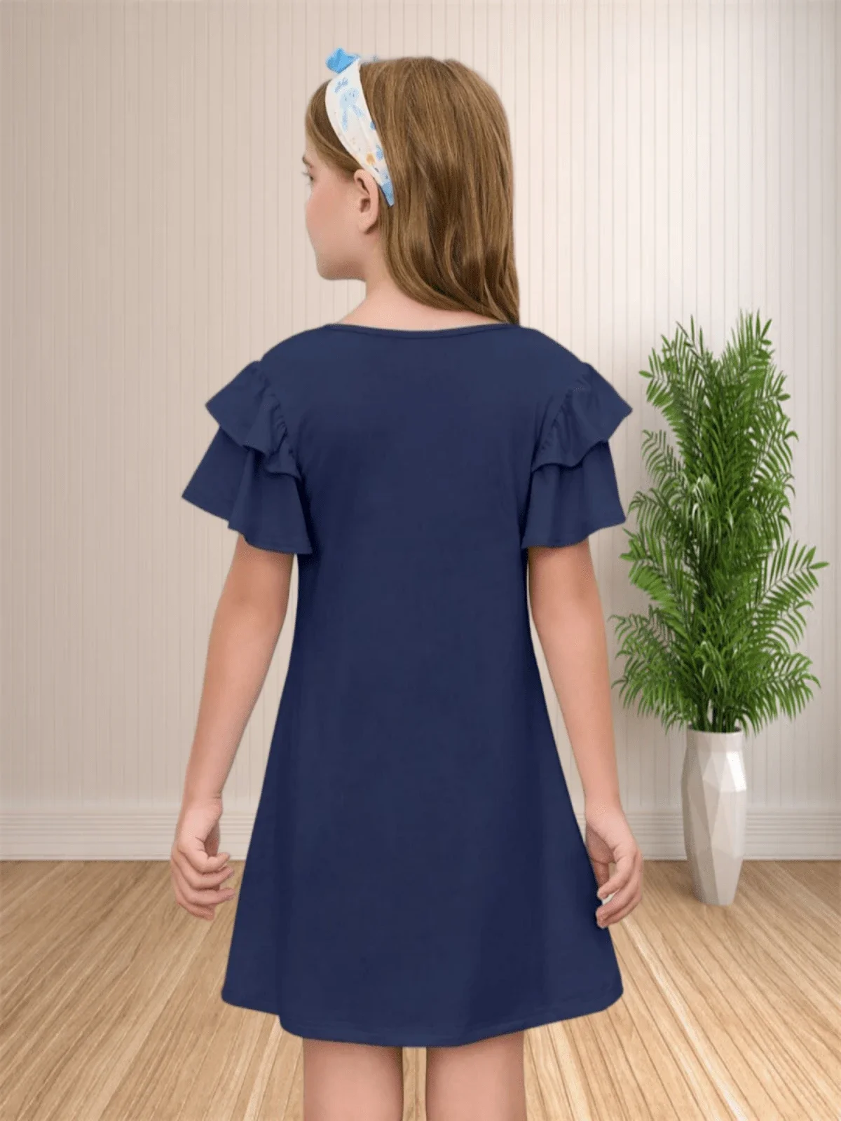 

Женское мини-платье А-силуэта темно-синего цвета с круглым вырезом и рукавами с рюшами