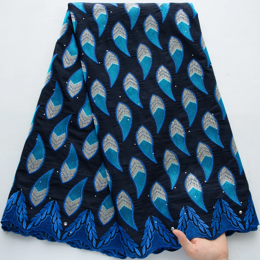 Hochwertiger nigerianischer Baumwoll-Spitzenstoff, dunkle Basis, hellblaue Blumenstickerei, Schweizer Voile mit Steinen, eleganter Stoff für formelle Damenbekleidung