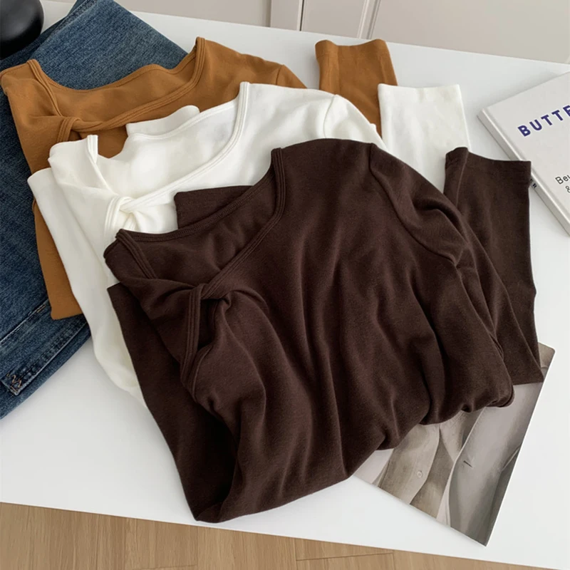 المتخصصة المنحدرة الكتفين الملتوية طويلة الأكمام تي شيرت للنساء الخريف بلون لينة تنوعا أسفل القمصان الإناث تيز