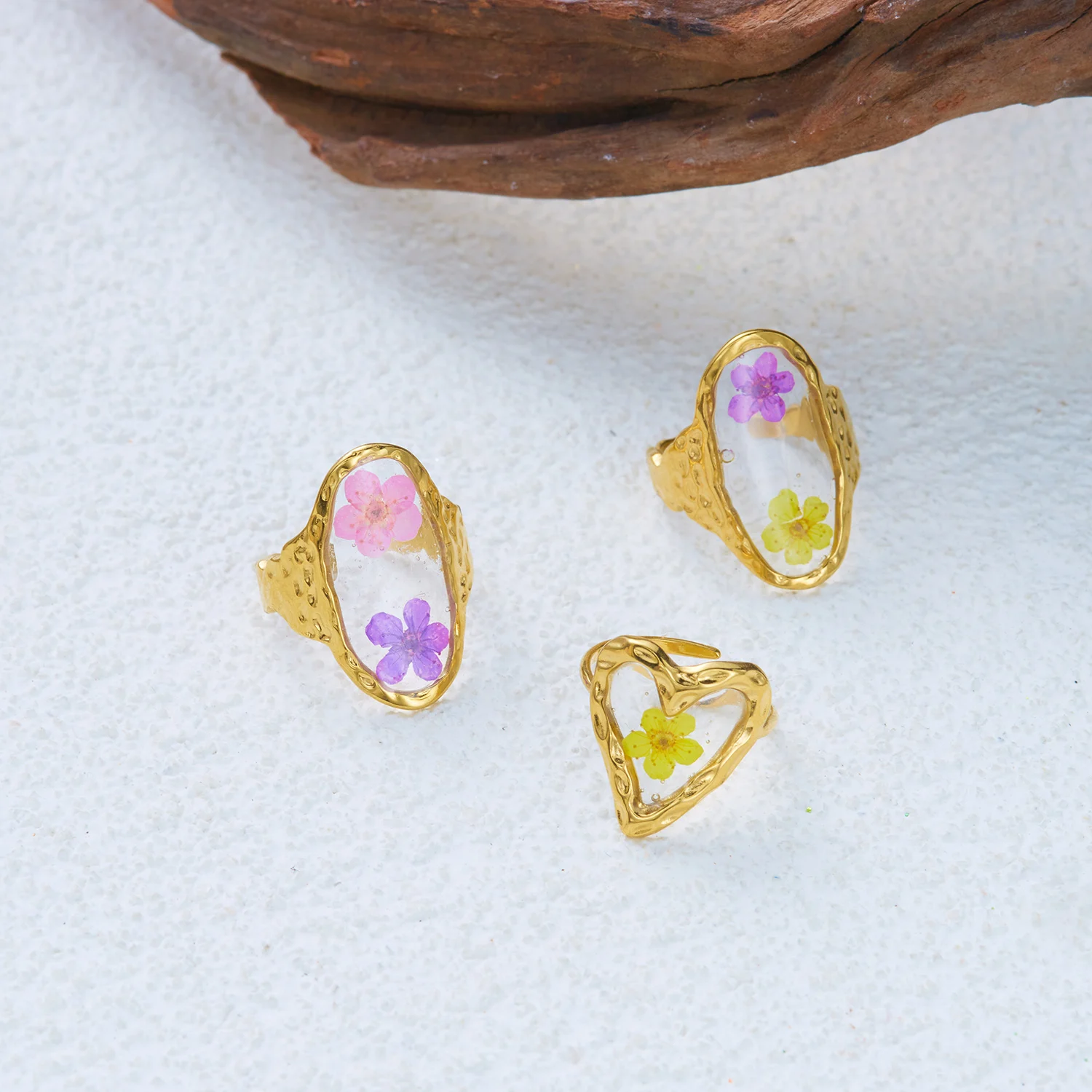 Minimalist Vintage Pressed Flower Resin Ring for Women, Stainless Steel Gold Tone Heart Floral Statement Jewelry Gift for Her