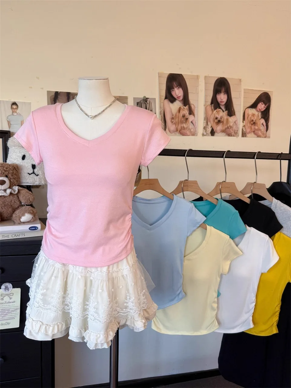 

Женская летняя футболка Slim Fit с коротким рукавом, V-образным вырезом, однотонная, в американском стиле, с подкладкой на груди, из обычной хлопковой смеси