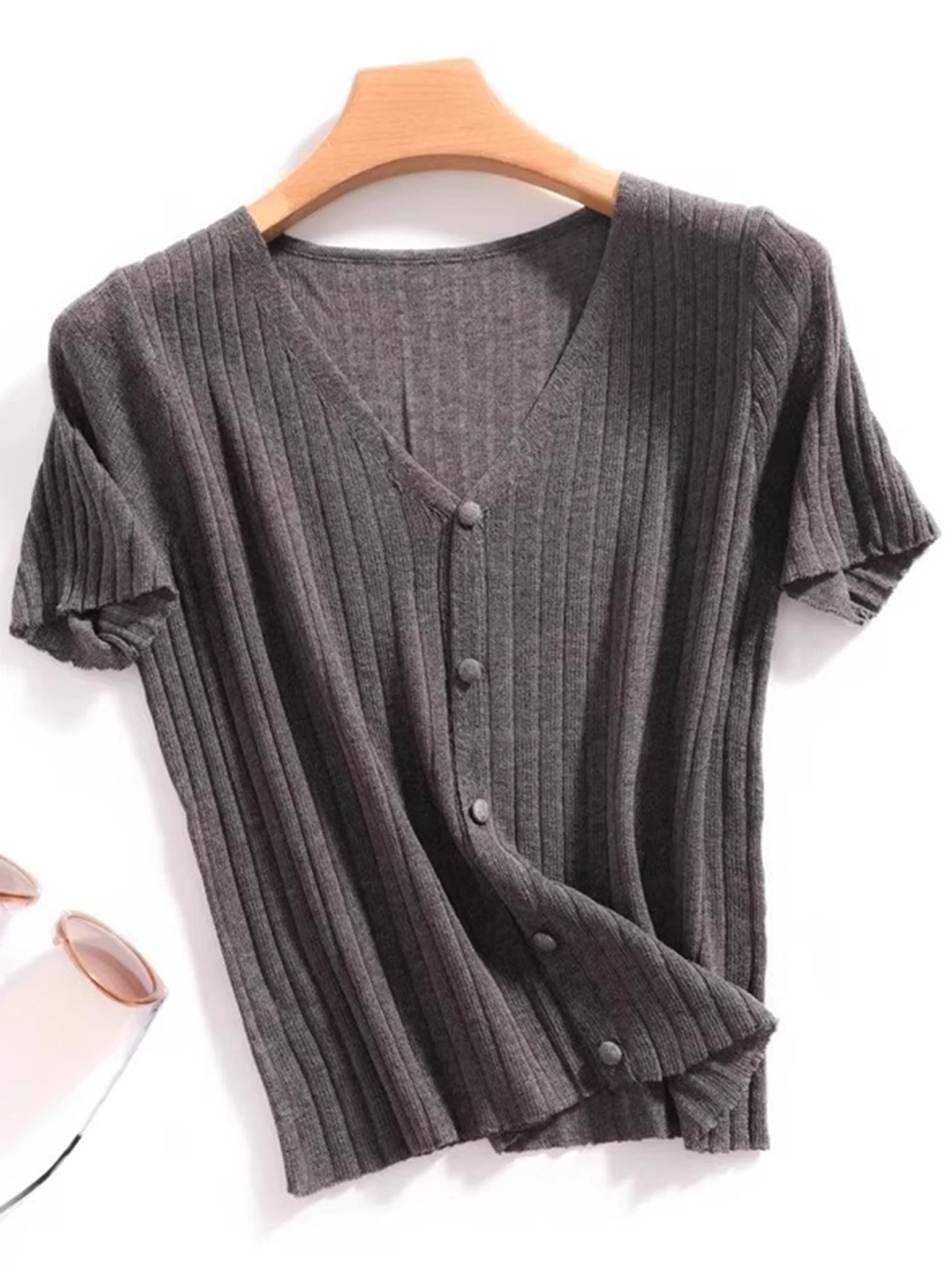 Kardigan damski z dzianiny w stylu koreańskim, letni, cienki, oddychający, modny, jednolity kolor, luźny krój, zapinany na guziki.