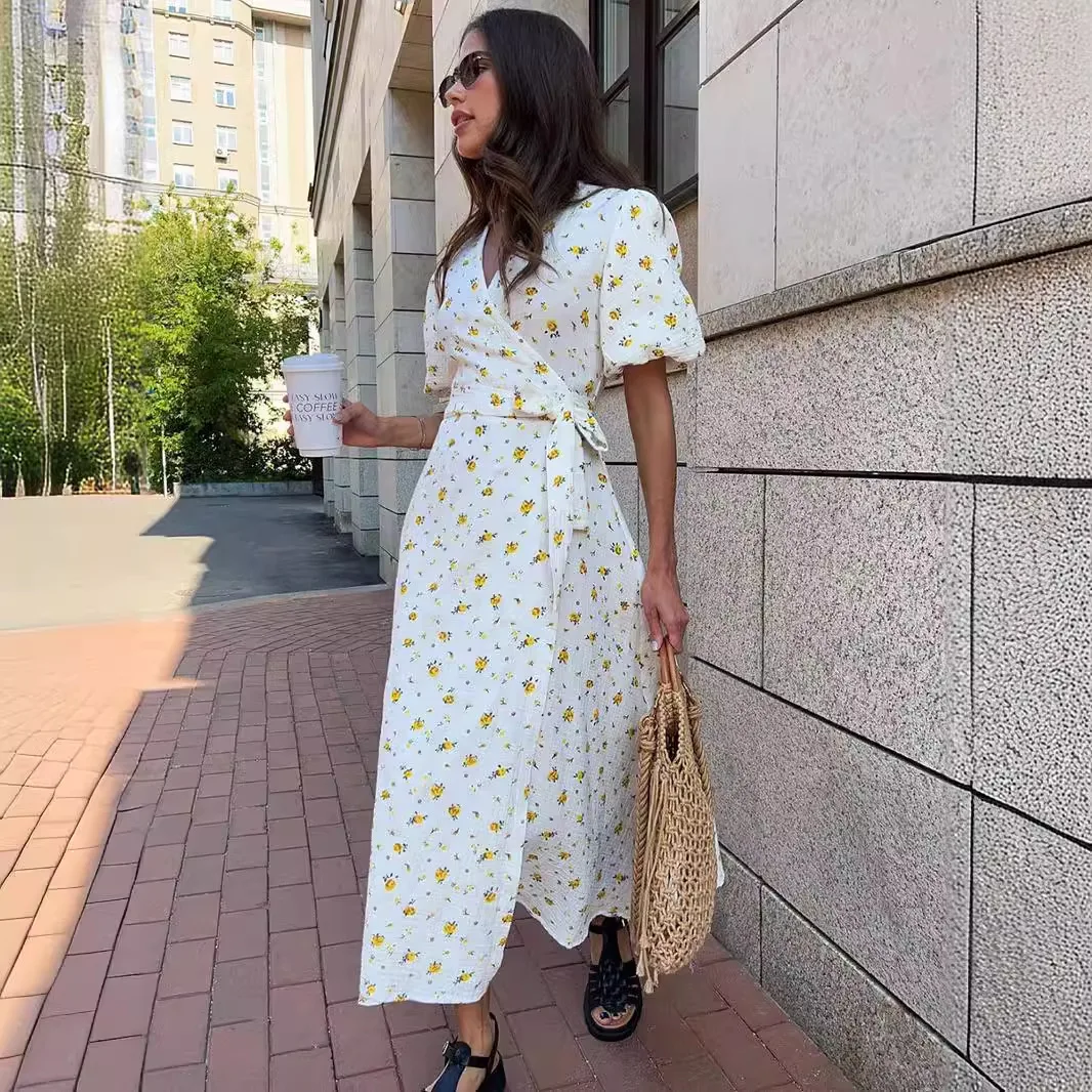 ชุดเดรสผ้าฝ้ายพิมพ์ลายดอกไม้สำหรับฤดูร้อน รุ่นใหม่สำหรับผู้หญิง แขนพองทรงบับเบิ้ล คอวี พร้อมเข็มขัด  ผ้าระบายอากาศ ใส่สบาย