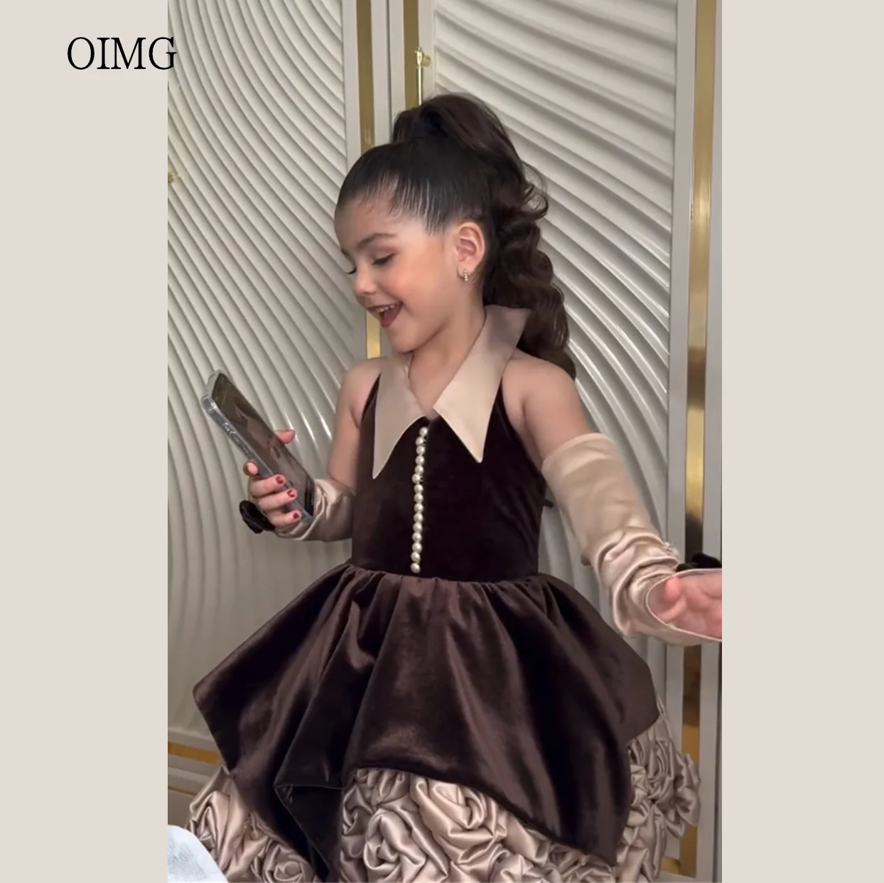 

OIMG Brown V Neck Ball Flower Girl Dresses Sleeveless Velvet Wedding Gown Knee Length Party Dress فساتين اطفال Customized