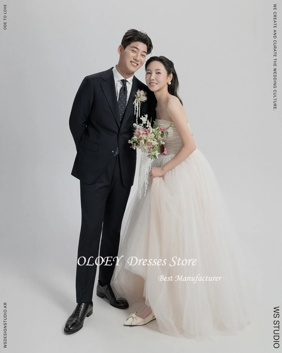 ชุดแต่งงาน OLOEY Korea แบบไร้สาย ผ้าทูลล์ทรงเอ เรียบหรู ชุดแต่งงานเรียบง่าย แต่งระบายช่วงคอสีงาช้าง สามารถสั่งตัดได้ สวยสง่างาม