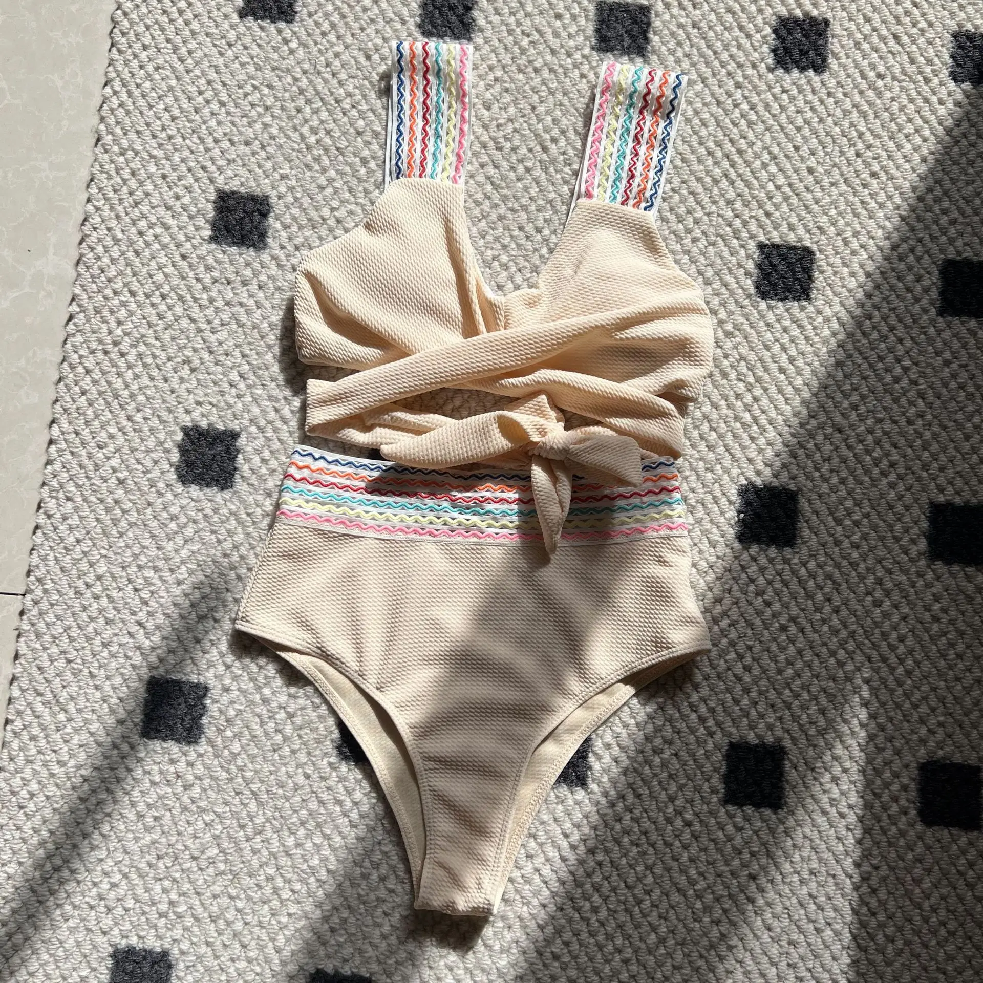 بدلة سباحة صيفية مضلعة بألوان مختلطة لعام 2025 للنساء ملابس سباحة بأشرطة متقاطعة من الخلف بخصر عالٍ بدلة استحمام رافعة للصدر ملابس بحر Tankinis