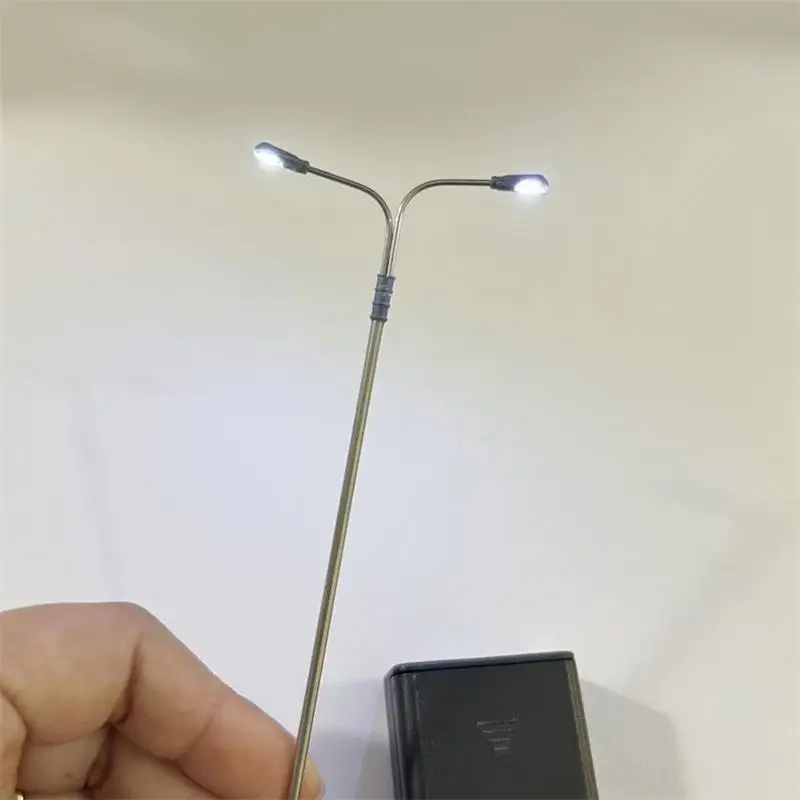 20 ชิ้น/ถุง Miniature จําลองโลหะโคมไฟถนน 2 หัว LED Street Lighting รุ่น Z/N/TT/HO/1/64 Scale Train รถไฟแสง