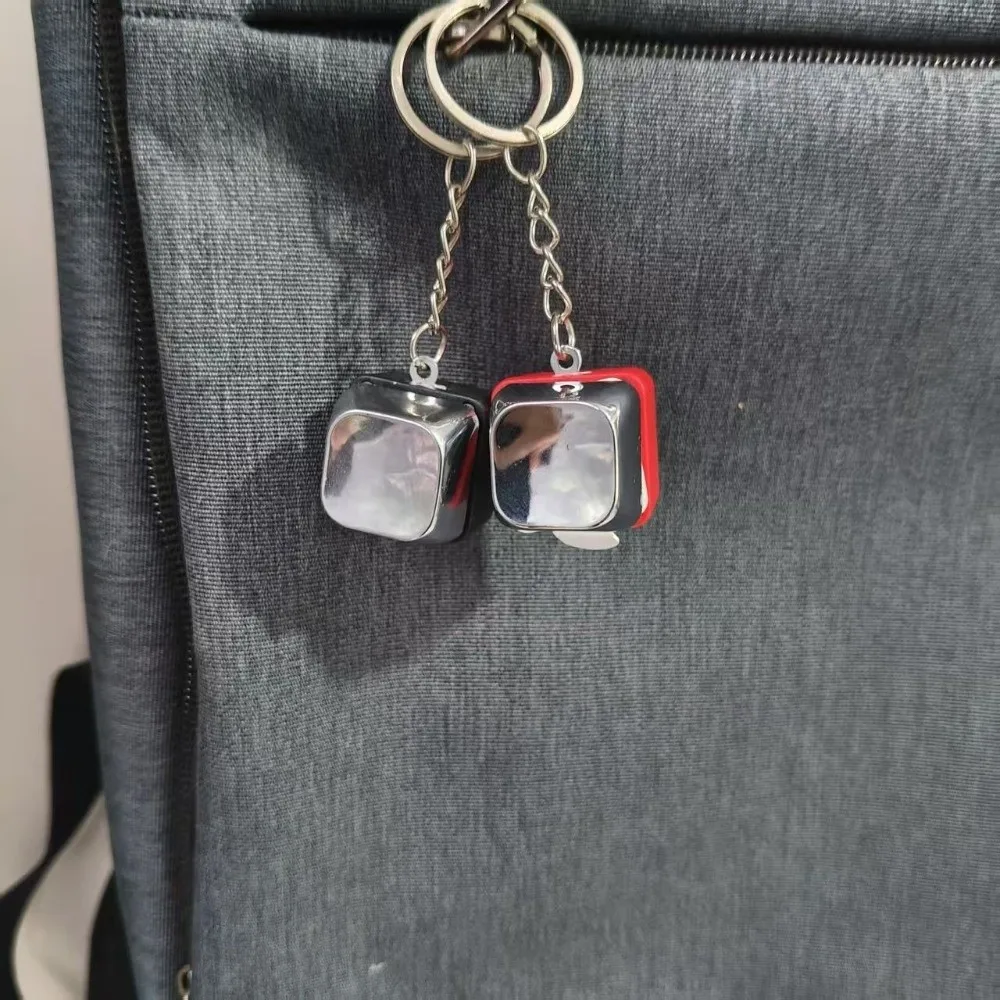 

Electric Shock Electric Keyboard Keychain Street Trick Novelty Item Clicker Shocking Handshake Trick Fidget Keychain Halloween